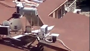 Koronavirüs nedeniyle çatıda bikinili, mayolu güneşlenme