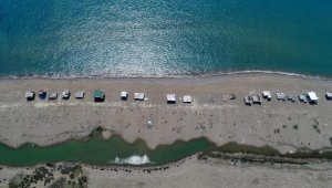 Koronavirüs nedeniyle sahildeki çardaklar boş kaldı