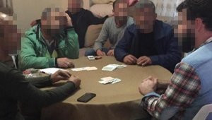 Koronavirüsü hiçe sayıp, kumar oynadılar