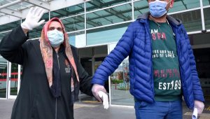 Koronavirüsü yenen kadın: Üzüntülüyüm, çift geldim tek gidiyorum