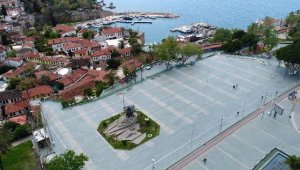 Meydanlar sokak hayvanlarına kaldı