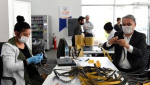 Muratpaşa 13 bin 850 siperlikli maske dağıttı