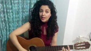 Müzik öğretmeni öğrencileri için şarkı besteledi