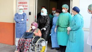 Oğlunun öldüğü koronavirüsü yenen 83 yaşındaki kadın, alkışlarla taburcu oldu