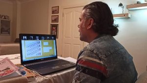 Öğrencilerine kendi kurduğu sistemle uzaktan eğitim veriyor