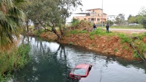 Otomobil dereye uçtu, araç üzerindeki sürücü zodyak botla kurtarıldı