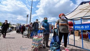 Pazar girişinde tek sıra, tezgahta yan yana