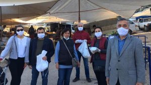 Pazarda maske dağıttılar