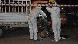 Polisler, ceset bulunan kamyoneti araçların arasından iterek çıkardı