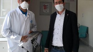 Sağlık çalışanlarına maske dağıtımı