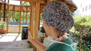 Sağlıkçı Tuğçe, kardeşinin doğum gününü balkonun altından kutlayabildi