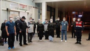 Sağlıkçılardan İstiklal Marşı