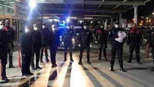 Sağlıkçılardan polise çiçekli sürpriz