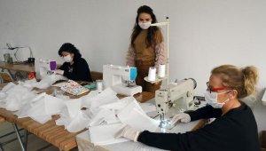Serik'te gönüllü kadınlar tıbbi maske üretiyor