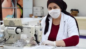 Serik'te gönüllüler maske üretiyor