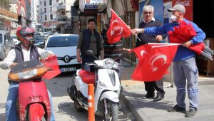 Serik'te vatandaşa bayrak dağıtımı