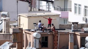 Sokağa çıkamayan vatandaşlar çatılara çıktı
