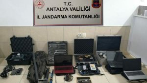 Sokağa çıkma yasağına rağmen define arayan 4 kişiye suçüstü