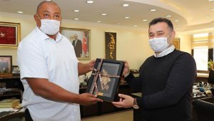 Sosyal medyada gündem olan Fransız, Başkan Yücel'i ziyaret etti