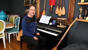 Sümer Ezgü, canlı yayında tabureden düştü