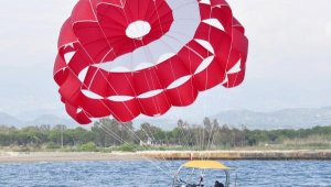 Tekne ve paraşütle 'Evde kal Türkiyem' çağrısı