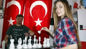 Ukraynalı ailenin Türk bayrağı sevgisi