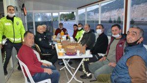 Uygulama noktasındaki polislerle iftar