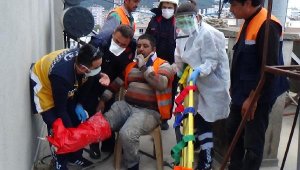 Üzerine beton blok düşen işçi yaralandı