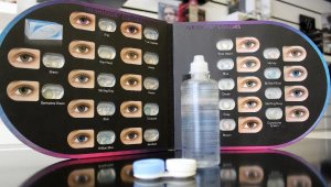 Uzmanlar uyarıyor: Koronavirüs günlerinde lens takmayın