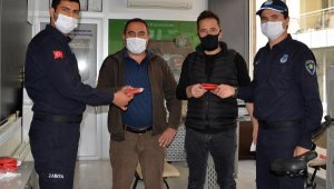 Vatandaşa maske ve Türk bayrağı