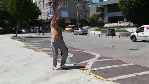 Yarı çıplak bağıran kişiyi polis uzaklaştırdı