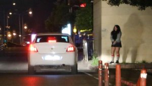 Yasağa rağmen caddede fuhuş pazarlığı