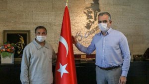 Yolda bulduğu bayrağı süpürgesinin sapına takan işçiye ödül