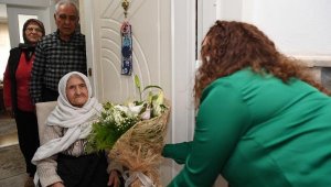 104 yaşındaki Mavize anneye, keman ve çiçekli sürpriz