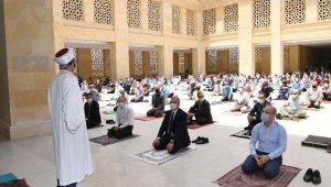 15 bin kişilik camide 750 kişilik ilk cuma namazı