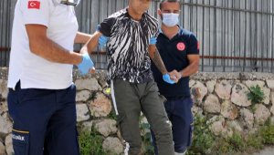 16 yaşındaki genci arkadaşı bacağından bıçakladı