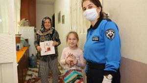 2 aydır evden çıkamayan Gülter Teyze'ye sürpriz doğum günü kutlaması