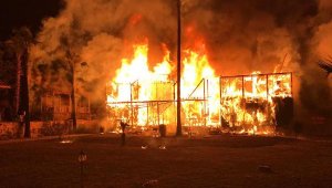 2 katlı ahşap bina yandı