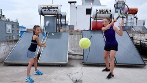 'Teras kort'ta şampiyonluk için raket sallıyorlar