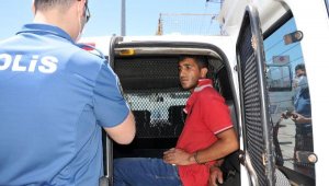 5 kilometre kaçtı, 2 polis aracına çarpınca yakalandı