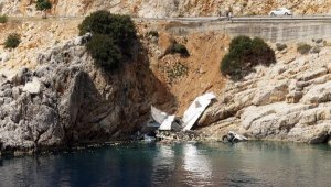 50 metreden denize uçan TIR parçalandı, sürücünün kolu kırıldı