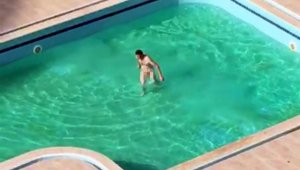 Alkollü Rus turist çırılçıplak havuza girdi