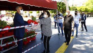 Annelere sosyal mesafeli çiçek dağıtımı
