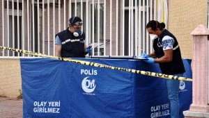 Annesinin cesedi başında 'Sen ölemezsin' diyerek gözyaşı döktü