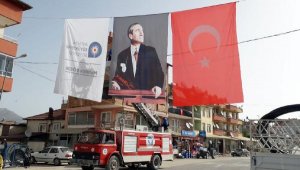 Antalya al bayraklarla süslendi