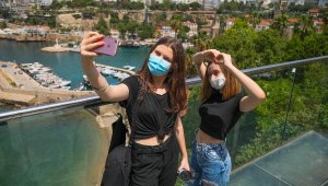 Antalya'da 15- 20 yaş arası gençler sokağa akın etti