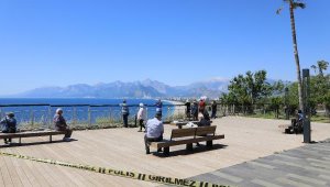 Antalya'da 65 yaş üstü, seyir terasından denizi izledi