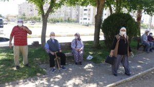 Antalya'da 65 yaş üstü, seyir terasından denizi izledi