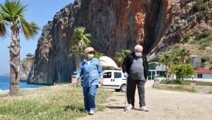 Antalya'da 65 yaş ve üzerinin sokak özgürlüğü keyfi