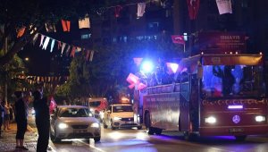 Antalya'da, balkonlarda 19 Mayıs coşkusu